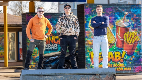 Sõprade kolmik Kristo Koskinen (vasakult), Laurin Mitt, Maigret Plaado nägid võimalust täita väikelinnas tühimikku ning on peagi avamas vanas Favora tanklahoones kebabikohta. Foto: AIGAR NAGEL